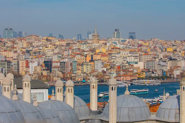 İstanbul, Türkiye 'nin panoramik manzarası. Süleyman Kompleksi 'nin kubbe ve bacalarından İstanbul