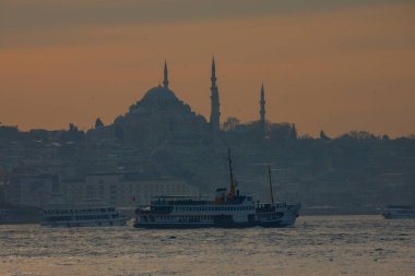 Günbatımı İstanbul, Türkiye 'de Süleyman Camii (Osmanlı İmparatorluğu Camii) ile birlikte. İstanbul 'daki Galata Köprüsü' nden görüntü. TÜRK