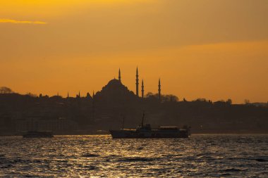 Günbatımı İstanbul, Türkiye 'de Süleyman Camii (Osmanlı İmparatorluğu Camii) ile birlikte. İstanbul 'daki Galata Köprüsü' nden görüntü. TÜRK