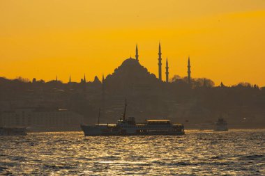 Günbatımı İstanbul, Türkiye 'de Süleyman Camii (Osmanlı İmparatorluğu Camii) ile birlikte. İstanbul 'daki Galata Köprüsü' nden görüntü. TÜRK