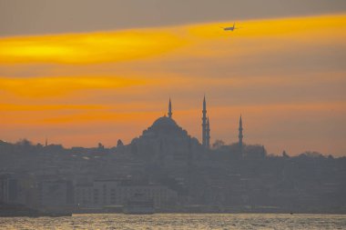 Günbatımı İstanbul, Türkiye 'de Süleyman Camii (Osmanlı İmparatorluğu Camii) ile birlikte. İstanbul 'daki Galata Köprüsü' nden görüntü. TÜRK