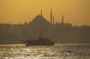 Günbatımı İstanbul, Türkiye 'de Süleyman Camii (Osmanlı İmparatorluğu Camii) ile birlikte. İstanbul 'daki Galata Köprüsü' nden görüntü. TÜRK