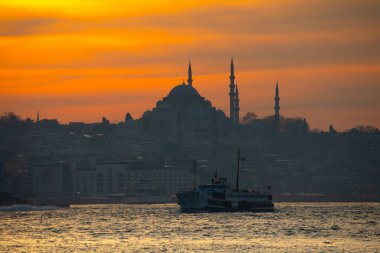 Günbatımı İstanbul, Türkiye 'de Süleyman Camii (Osmanlı İmparatorluğu Camii) ile birlikte. İstanbul 'daki Galata Köprüsü' nden görüntü. TÜRK
