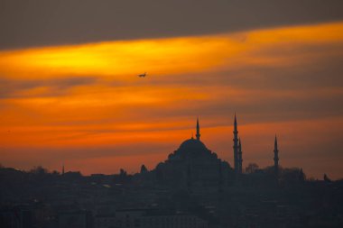 Günbatımı İstanbul, Türkiye 'de Süleyman Camii (Osmanlı İmparatorluğu Camii) ile birlikte. İstanbul 'daki Galata Köprüsü' nden görüntü. TÜRK