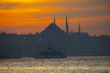Günbatımı İstanbul, Türkiye 'de Süleyman Camii (Osmanlı İmparatorluğu Camii) ile birlikte. İstanbul 'daki Galata Köprüsü' nden görüntü. TÜRK