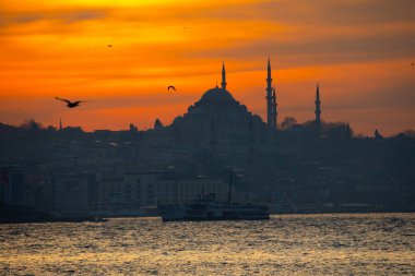 Günbatımı İstanbul, Türkiye 'de Süleyman Camii (Osmanlı İmparatorluğu Camii) ile birlikte. İstanbul 'daki Galata Köprüsü' nden görüntü. TÜRK