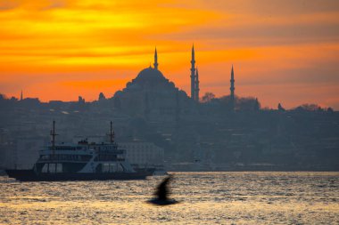 Günbatımı İstanbul, Türkiye 'de Süleyman Camii (Osmanlı İmparatorluğu Camii) ile birlikte. İstanbul 'daki Galata Köprüsü' nden görüntü. TÜRK