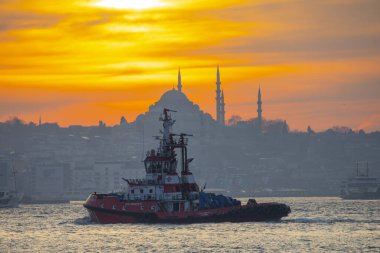 Günbatımı İstanbul, Türkiye 'de Süleyman Camii (Osmanlı İmparatorluğu Camii) ile birlikte. İstanbul 'daki Galata Köprüsü' nden görüntü. TÜRK