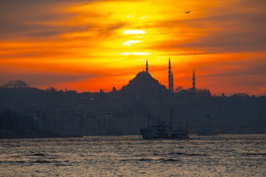 Günbatımı İstanbul, Türkiye 'de Süleyman Camii (Osmanlı İmparatorluğu Camii) ile birlikte. İstanbul 'daki Galata Köprüsü' nden görüntü. TÜRK