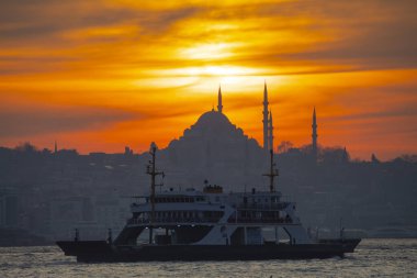 Günbatımı İstanbul, Türkiye 'de Süleyman Camii (Osmanlı İmparatorluğu Camii) ile birlikte. İstanbul 'daki Galata Köprüsü' nden görüntü. TÜRK