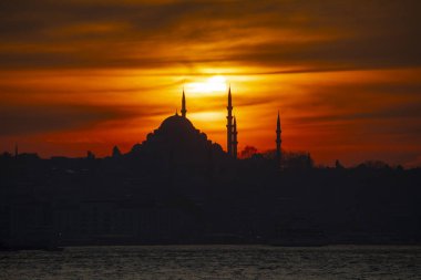 Günbatımı İstanbul, Türkiye 'de Süleyman Camii (Osmanlı İmparatorluğu Camii) ile birlikte. İstanbul 'daki Galata Köprüsü' nden görüntü. TÜRK