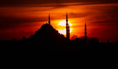 Günbatımı İstanbul, Türkiye 'de Süleyman Camii (Osmanlı İmparatorluğu Camii) ile birlikte. İstanbul 'daki Galata Köprüsü' nden görüntü. TÜRK