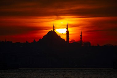 Günbatımı İstanbul, Türkiye 'de Süleyman Camii (Osmanlı İmparatorluğu Camii) ile birlikte. İstanbul 'daki Galata Köprüsü' nden görüntü. TÜRK