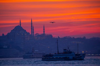 Günbatımı İstanbul, Türkiye 'de Süleyman Camii (Osmanlı İmparatorluğu Camii) ile birlikte. İstanbul 'daki Galata Köprüsü' nden görüntü. TÜRK