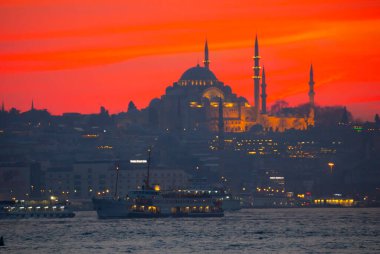 Günbatımı İstanbul, Türkiye 'de Süleyman Camii (Osmanlı İmparatorluğu Camii) ile birlikte. İstanbul 'daki Galata Köprüsü' nden görüntü. TÜRK