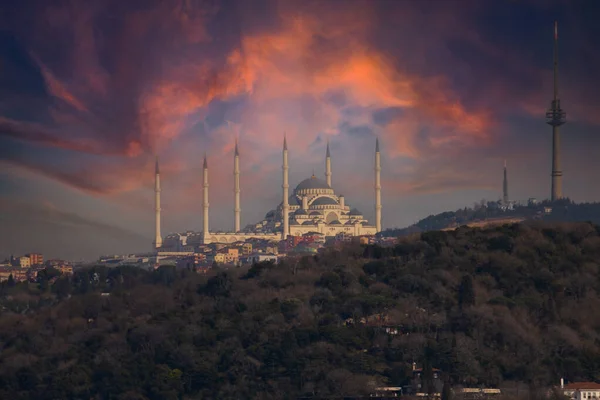 Stock image Beautiful Camlica Mosque and panorama of Istanbul at sunset, Turkey