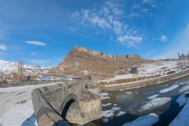 Türkiye 'nin doğu Anadolu Bölgesi' ndeki Meadow Hill, Kars Şatosu 'nun bulutlu arkaplan üzerine genel görünümü.