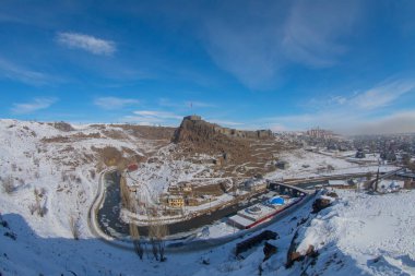 Türkiye 'nin doğu Anadolu Bölgesi' ndeki Meadow Hill, Kars Şatosu 'nun bulutlu arkaplan üzerine genel görünümü.