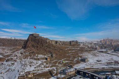 Türkiye 'nin doğu Anadolu Bölgesi' ndeki Meadow Hill, Kars Şatosu 'nun bulutlu arkaplan üzerine genel görünümü.