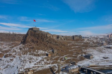 Türkiye 'nin doğu Anadolu Bölgesi' ndeki Meadow Hill, Kars Şatosu 'nun bulutlu arkaplan üzerine genel görünümü.
