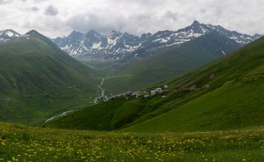 Rize 'nin Camlihemsin ilçesine bağlı Cicekli Platosu. Kackar Dağları bölgesi. Rize, Hindi. (Türkçe: Cicekli Yaylasi)