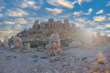Nemrut Dağı 'ndaki antik heykeller. UNESCO Dünya Mirası Nemrut Dağı 'nda Kral Antiochus' un namı diğer Commagene 'in gömüldüğü yerde..