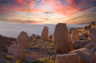 Nemrut Dağı 'ndaki antik heykeller. UNESCO Dünya Mirası Nemrut Dağı 'nda Kral Antiochus' un namı diğer Commagene 'in gömüldüğü yerde..