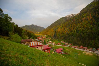 Camlihemsin 'deki Ayder Platosu. Güneş doğarken panoramik tahta kiraz manzarası. Hindi yolculuğu. Ayder Platosu 'nun 1350 metre yüksekliğindeki ahşap dağ evleri ile geniş bir çayır alanı vardır. Rize, Türkiye