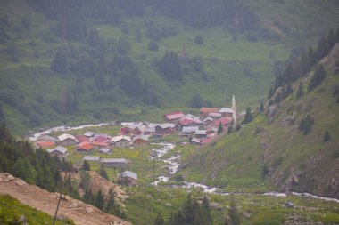 Camlihemsin 'deki Ayder Platosu. Güneş doğarken panoramik tahta kiraz manzarası. Hindi yolculuğu. Ayder Platosu 'nun 1350 metre yüksekliğindeki ahşap dağ evleri ile geniş bir çayır alanı vardır. Rize, Türkiye