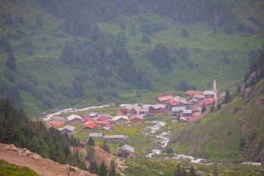 Camlihemsin 'deki Ayder Platosu. Güneş doğarken panoramik tahta kiraz manzarası. Hindi yolculuğu. Ayder Platosu 'nun 1350 metre yüksekliğindeki ahşap dağ evleri ile geniş bir çayır alanı vardır. Rize, Türkiye