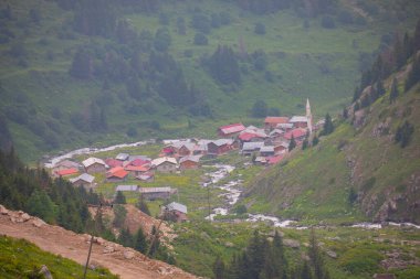 Camlihemsin 'deki Ayder Platosu. Güneş doğarken panoramik tahta kiraz manzarası. Hindi yolculuğu. Ayder Platosu 'nun 1350 metre yüksekliğindeki ahşap dağ evleri ile geniş bir çayır alanı vardır. Rize, Türkiye