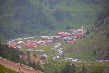 Camlihemsin 'deki Ayder Platosu. Güneş doğarken panoramik tahta kiraz manzarası. Hindi yolculuğu. Ayder Platosu 'nun 1350 metre yüksekliğindeki ahşap dağ evleri ile geniş bir çayır alanı vardır. Rize, Türkiye