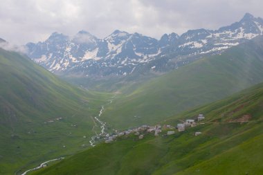 Rize 'nin Camlihemsin ilçesine bağlı Cicekli Platosu. Kackar Dağları bölgesi. Rize, Hindi. (Türkçe: Cicekli Yaylasi)