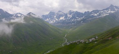 Rize 'nin Camlihemsin ilçesine bağlı Cicekli Platosu. Kackar Dağları bölgesi. Rize, Hindi. (Türkçe: Cicekli Yaylasi)
