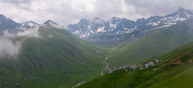 Rize 'nin Camlihemsin ilçesine bağlı Cicekli Platosu. Kackar Dağları bölgesi. Rize, Hindi. (Türkçe: Cicekli Yaylasi)