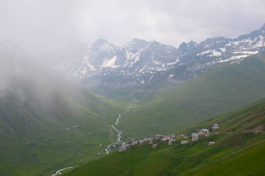 Rize 'nin Camlihemsin ilçesine bağlı Cicekli Platosu. Kackar Dağları bölgesi. Rize, Hindi. (Türkçe: Cicekli Yaylasi)