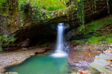 Murgul Delikliklikaya Şelalesi. Karadeniz ormanındaki büyüleyici şelale. Türkiye 'nin güzel şelaleleri. Artvin 'in Baskoy köyü. Türkiye