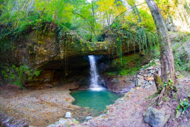 Murgul Delikliklikaya Şelalesi. Karadeniz ormanındaki büyüleyici şelale. Türkiye 'nin güzel şelaleleri. Artvin 'in Baskoy köyü. Türkiye