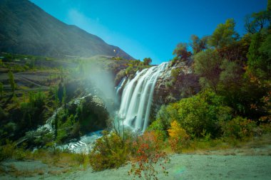 Türkiye 'deki Tortum Şelalesi' ne bakan maceraperest. Türkiye 'deki Tortum şelalesinde dinlenen sarı ceketli bir turist. Türkiye 'nin Erzurum kentindeki Tortum Şelalesinin manzara görüntüsü