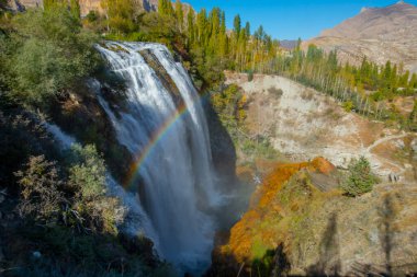 Türkiye 'deki Tortum Şelalesi' ne bakan maceraperest. Türkiye 'deki Tortum şelalesinde dinlenen sarı ceketli bir turist. Türkiye 'nin Erzurum kentindeki Tortum Şelalesinin manzara görüntüsü