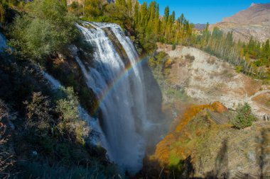 Türkiye 'deki Tortum Şelalesi' ne bakan maceraperest. Türkiye 'deki Tortum şelalesinde dinlenen sarı ceketli bir turist. Türkiye 'nin Erzurum kentindeki Tortum Şelalesinin manzara görüntüsü