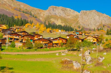 Savsat 'ta sonbahar manzarası. Artvin, Türkiye. Bazgiret Maden Köyü 'nde güzel bir sonbahar manzarası. Renkli sonbahar doğa manzarası, karlı dağlar arka planda.