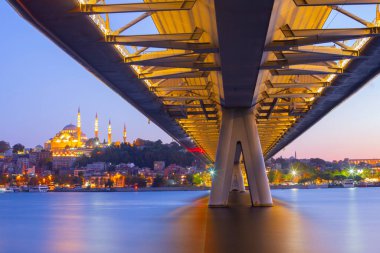 Alacakaranlık sırasında Halic Metro Köprüsü 'nün uzun pozlama görüntüsü