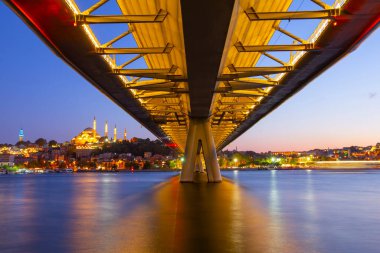 Alacakaranlık sırasında Halic Metro Köprüsü 'nün uzun pozlama görüntüsü