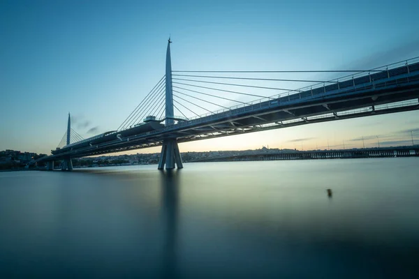 Long Exposure Aesthetic View Halic Metro Bridge Twilight — стоковое фото