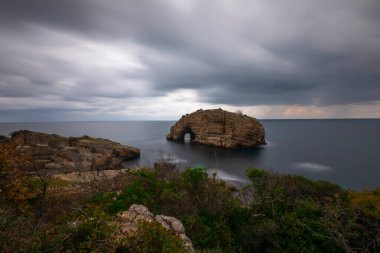 Sardala Körfezi 'nde fil benzeri ilginç bir kaya. Sabahleyin uzun pozlu çekim. Kocaeli, Türkiye.