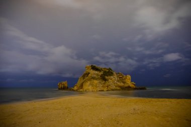 Akakese Sahili, İstanbul 'un il ilçesinden yaklaşık 17 km uzaklıktadır. Bir kıyı köyü olarak bilinen Akakese köyü hafta sonu İstanbullular tarafından takdir ediliyor..