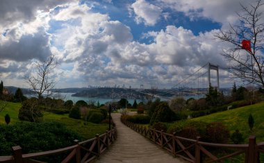 İstanbul 'daki Otagtepe Parkı' ndan Fatih Sultan Mehmet Köprüsü manzarası