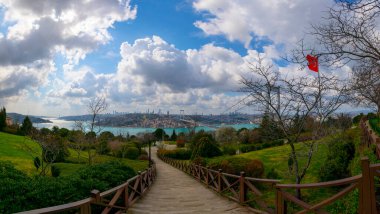 İstanbul 'daki Otagtepe Parkı' ndan Fatih Sultan Mehmet Köprüsü manzarası