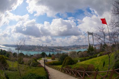 İstanbul 'daki Otagtepe Parkı' ndan Fatih Sultan Mehmet Köprüsü manzarası